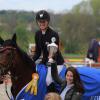 Stefanie Reichert und Stute Simona erreichen den ersten Platz im U25 S-Springen mit einem Stern.