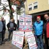 DGB-Aktion auf dem Marktplatz: Unser Bild zeigt von links Werner Gloning (heimischer DGB-Kreisvorsitzender), Ludwin Debong (Kreisvorsitzender Allgäu), den Krumbacher DGB-Ortsvorsitzenden Peter Tschochohei und den stellvertretenden Ortsvorsitzenden Christoph Helmes.  	