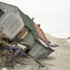 Die Zukunft des Eskimo-Dorfes Shishmaref steht längst auf der Kippe. Nicht erst seit 2007. Damals hat ein Sturm Häuser weggespült. 	