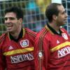 Zwei der Leverkusener, die den Ulmer Spatzen im Jahr 2000 die höchste Niederlage der Fußball-Bundesliga zufügten: Beim 1:9 der Ulmer im eigenen Stadion steuerte Paulo Rink (links) einen Treffer bei. Stefan Beinlich traf nicht, freute sich aber trotzdem 	