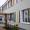 Bereits abgeschlossen sind die Arbeiten an der Grundschule in Täfertingen. Architekt Gottfried Mair hat die Farben des Schullogos in die Fassade einbezogen.  