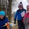 Johannes Widmann und seine Klassenkameradin Victoria Schmied erklärten Gemeinderat Ulrich Ampenbergerihre Wünsche für den Spielplatz.