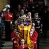 Mitglieder der königlichen Familie folgen dem Sarg von Königin Elizabeth II., der von mehreren Männern getragen wird.