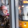 In Sachsen gilt bereits im Kampf gegen Corona-Pandemie eine Maskenpflicht in Bus und Bahn.