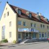 Die Raiffeisenbank Aschberg, hier das Haupthaus in Holzheim, will mit der VR-Bank Donau-Mindel fusionieren.