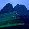 Umweltaktivisten von Greenpeace projizieren bei Garmisch-Partenkirchen auf das Bergmassiv des Waxenstein die Worte "G7 100 Prozent Erneuerbare Energien!".