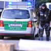 Nachdem ein um sich schießender Polizist in Nordschwaben seine Kollegen stundenlang in Atem gehalten hatte, ist er beim Zugriff von SEK-Beamten erschossen worden.