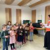 Kursleiterin Petra Stangl hat vielfältige Erfahrungen mit Kindern, Schulchören und Instrumentalgruppen. Jetzt soll es bei Kolping auch einen Kinderchor geben.