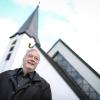 Der Bamberger Pfarrer Stefan Hartmann will mit einer Frau zusammenleben. Dafür muss er nun seinen priesterlichen Dienst aufgeben.