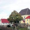 Ein Brunnen und eine große Kirche: Auch heute noch erfüllt Ingstetten die Anforderungen eines mittelalterlichen Marktes. Foto: mde