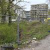 Ein Bauzaun soll das Biotop schützen. Es liegt zwischen dem Jugendzentrum im Süden und der Bebauung des neuen Stadtviertels im Norden.