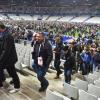 Die Zuschauer verlassen das Stade de France nach dem Spiel zwischen Frankreich und Deutschland am 13. November 2015. Das Stadion wurde evakuiert, nachdem in Paris drei Bomben explodiert sind.