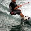 Am Friedberger Baggersee hat nicht nur das Wasser eine sehr gute Qualität. Dort hat man auch die Wahl zwischen Schwimmen, Sonnenbaden und Wakeboard-Fahren. Letzteres geht auch, wenn das Wetter nicht so gut sein sollte.