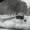 Der Winter hat Einzug gehalten in Augsburg. Die Autofahrer haben bislang die winterlichen Straßenverhältnisse gut im Blick. Sie stellen sich auf Wetterbedingungen. Das Bild entstand in der Ilsungstraße nahe der Sportanlage Süd. 