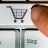 Ab in den Einkaufswagen: Im Internet ist Ware schnell eingekauft. Aber wer nicht aufpasst, kann auf Online-Betrüger hereinfallen.