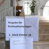 Noch bis Freitag, 15 Uhr, können Briefwahlunterlagen bei den Kommunen beantragt werden. Im Rathaus Burgau hängt neben Musterstimmzetteln auch ein Wegweiser für Briefwähler.  	