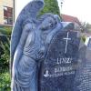 Der Engel steht am Grab von Barbara Linzi. Die Eltern des toten Mädchens sagen allen „Danke“, die mitgeholfen haben, diesen Wunsch wahr zu machen. 