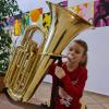 Nathalie Zierhut übt erst seit acht Wochen auf ihrer Kindertuba und hat sich bereits an das Stück „Morgen kommt der Weihnachtsmann“ für unseren musikalischen Adventskalender herangetraut. Ihre Musiklehrerin, Ingrid Philipp, freut sich über jeden, der sich für das Instrument begeistern kann.  	