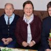 Gratulationsrunde im Hause Losert: (von links) Emma Losert, Walter-Franz Losert, Tochter Gabriele und Bürgermeister Michael Higl. 	