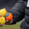 Tennisbälle wurden bei einem Spiel zwischen Hertha BSC und dem Hamburger SV von Fans aufs Spielfeld geworfen.