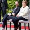 Nach drei Zitteranfällen innerhalb weniger Wochen entschied Bundeskanzlerin Angela Merkel sich am Donnerstag für eine weniger verfängliche Variante: Beim Besuch der dänischen Ministerpräsidentin Mette Frederiksen hörten die beiden Regierungschefinnen die Nationalhymnen im Sitzen. 