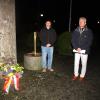 Bürgermeister Rudolf Schneider (rechts) und Gemeinderat Jürgen Langhammer (links) legten am Mahnmal für Kriegsopfer einen Kranz nieder und schlossen sich dem Gebet von Pater Thomas Thalachira an.
