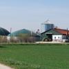 Die große Biogasanlage von Walter Stegmiller, dank dieser konnte ein Nahwärmenetz in Villenbach gelegt werden. Jetzt werden im Energiespardorf wieder die Preisträger des Stromsparwettbewerbs bekannt gegeben.