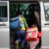 Eltern müssen alle Kinder, die sie im Auto zur Schule bringen, vorschriftsmäßig sichern - auch auf kurzen Strecken.