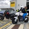 Der Leiter des ADAC-Testzentrums Mobilität, Andreas Rigling, mit einem der in Penzing vorgestellten Motorrad-Dummys.