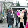 Treffen vor dem Kindergarten Zur Göttlichen Vorsehung: Landtagsabgeordnete Simone Strohmayr (Zweite von rechts) und die Königsbrunner SPD-Stadträtin Sonja Weilbacher (Zweite von links) trafen sich mit Müttern aus dem Elternbeirat des Kindergartens, den die Kirchenverwaltung 2012 schließen will. Foto: Hermann Schmid