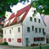 Das 1393 erbaute ehemalige Weberhaus Am Eser 7 gilt als ältestes bewohntes Gebäude Augsburgs. Es wurde liebevoll saniert.  	
