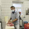 Metzgermeister Franz Rahn aus Weißenhorn verarbeitet rund 20 Kilogramm Fleisch für das Essen im Ulmer Übernachtungsheim. 