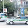 Nach dem Banküberfall auf die Raiffeisenbank in Derching. Erst durch die Polizeiwagen fiel Nachbarn auf, dass dort etwas vorgefallen war.  