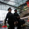 Beamte der Bundespolizei patrouillieren am Berliner Hauptbahnhof. Viele Deutsche haben einer Umfrage zufolge das Gefühl, die Sicherheit in Deutschland habe abgenommen.