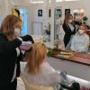 Kristin Wager und ihre erste Kundin Susanne Engel. Seit Montag sind die Friseursalons wieder geöffnet – und haben alle Hände voll zu tun.  	