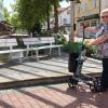 Das Schwätz-Bänkle an der Kneippstraße/Ecke Schmidstraße ist für Brigitte Dressler mit dem Rollator aufgrund der hohen Stufe nicht zu erreichen.