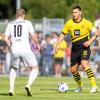 Niklas Süle (r) führte den BVB im Testspiel gegen Westfalia Rhynern als Kapitän auf den Platz.