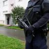Polizisten sichern weiträumig ein Wohngebiet in Chemnitz ab. Dort wurden in einer Wohnung mehrere Hundert Gramm Sprengstoff gefunden.