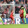 Bayerns Leon Goretzka (r) trifft zum 2:0. Hannovers Pirmin Schwegler (2.vl) kann nicht mehr eingreifen.