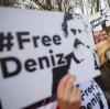 Immer wieder fordern Demonstranten vor der türkischen Botschaft in Berlin die Freilassung des Journalisten aus türkischer Haft. 