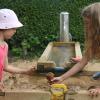 Der Matschtisch auf dem Spielplatz an der Fèrestraße in Wertingen ist die Attraktion.