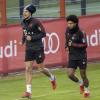 Dürften im Gegensatz zu manchen Teamkollegen am Montag wieder trainieren: Leon Goretzka (l) und Serge Gnabry vom FC Bayern München.