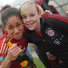 Die beiden Münchnerinnen Sylvie Banecki (l) und Corinna Paukner freuen sich über den Sieg im Halbfinale des DFB-Pokals gegen Hamburg. Das Spiel endete 5:2 für den FC Bayern. Am Samstag wollen die Münchnerinnen beim Finale gegen den 1.FFC Frankfurt wieder jubeln.