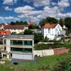 Am Martinstor, am Fuße des Oberelchinger Klosters im Landkreis Neu-Ulm, wird derzeit eine noch nicht fertiggestellte Villa zum Verkauf angeboten. Der Preis liegt bei 5,1 Millionen Euro.
