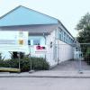 An der Volksschule in Issing sind die Bauarbeiter angerückt. In den nächsten Monaten sollen sie den Gebäudeteil, in dem auch die Turnhalle integriert ist, energetisch auf Vordermann bringen. Foto: Alex Kunz