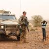 Ein deutscher Blauhelmsoldat unterhält sich während einer Patrouille in der Stadt Gao im Norden Malis mit einem Kind.