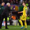 BVB-Trainer Lucien Favre spricht mit Marco Reus.