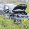 Mitten in der Wiese landete der Peugeot nach dem Aufprall.