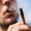 Polizisten erwischten am Sonntag in Kellmünz einen jungen Mann, der einen Joint rauchte.