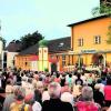 Vor der Volksschule Firnhaberau füllten sich die Sitzplätze zum "Jedermann". Auch Zaungäste fanden sich ein. Fotos: Plössel